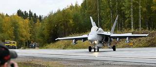 Un F-18 finlandais sur l'autoroute A4 durant l'exercice Baana 22, le 28 septembre 2022.
