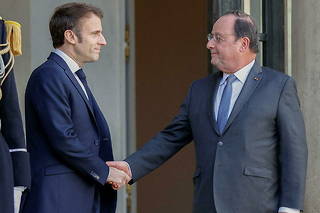 Emmanuel Macron et François Hollande, en février 2022.

