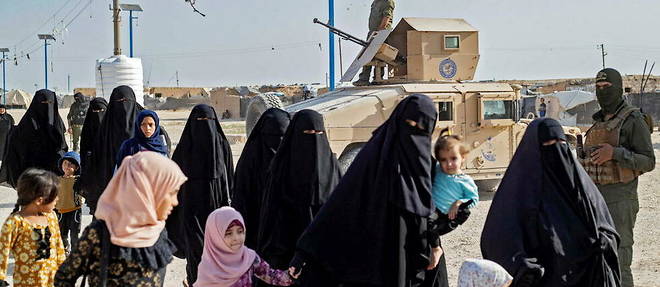 Une femme et ses deux enfants, qui etaient retenus dans un camp en Syrie, ont ete rapatries lundi en France. 
