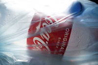 Selon Greenpeace, Coca-Cola produit 120 milliards de bouteilles en plastique jetables par an.
