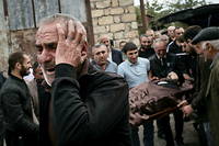 Artur, un berger de 34 ans, a été tué dans les bombardements azerbaïdjanais du 13 septembre. Son père (premier plan), sa famille et tous les voisins sont venus lui rendre un dernier hommage dans le village de Tegh, le 24 septembre. 

