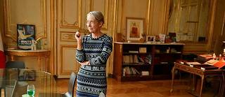 Élisabeth Borne dans son bureau, à Matignon, le 30 septembre. La Première ministre a troqué sa doudoune, qui a fait couler beaucoup d’encre, contre une robe. « Il faisait un froid de canard. Je ne pensais pas que cela susciterait tous ces commentaires ! »
