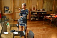 Élisabeth Borne dans son bureau, à Matignon, le 30 septembre. La Première ministre a troqué sa doudoune, qui a fait couler beaucoup d’encre, contre une robe. « Il faisait un froid de canard. Je ne pensais pas que cela susciterait tous ces commentaires ! »
