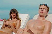 Charlbi Dean et Harris Dicknson dans << Sans Filtre >>, de Ruben Ostlund, palme d'or au Festival de Cannes 2022.
