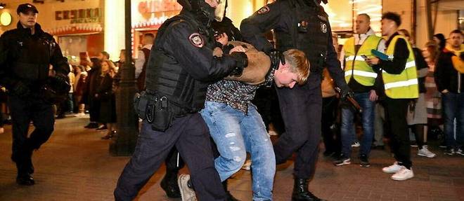 Des policiers arrêtent un homme à Moscou, le 21 septembre, à la suite d'appels à protester contre la mobilisation partielle annoncée par Vladimir Poutine.
