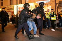 Des policiers arretent un homme a Moscou, le 21 septembre, a la suite d'appels a protester contre la mobilisation partielle annoncee par Vladimir Poutine.
