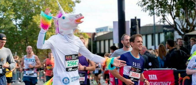 L'homme de 38 ans avait couru le marathon de Londres deguise en tortue Ninja il y a deux ans pour faire plaisir a son fils. Cette fois, il a revetu son costume de licorne pour rendre fiere sa fille.

