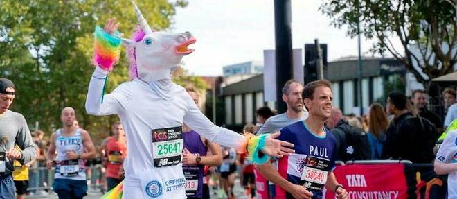 L'homme de 38 ans avait couru le marathon de Londres déguisé en tortue Ninja il y a deux ans pour faire plaisir à son fils. Cette fois, il a revêtu son costume de licorne pour rendre fière sa fille.
