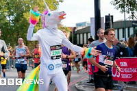 L'homme de 38 ans avait couru le marathon de Londres déguisé en tortue Ninja il y a deux ans pour faire plaisir à son fils. Cette fois, il a revêtu son costume de licorne pour rendre fière sa fille.
