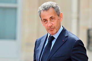 Nicolas Sarkozy continue d'assurer ponctuellement certaines fonctions diplomatiques, à la demande d'Emmanuel Macron.
