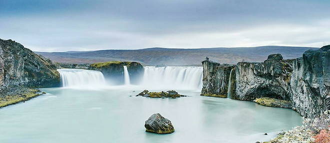 De Husavik, direction le nord-est, l'une des zones geothermiques les plus actives de l'Islande, ou l'on decouvre notamment les chutes de Godafoss deversant des torrents d'eau tumultueuses dans un canyon borde d'orgues basaltiques.
