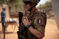 Des soldat francais appartenant au sous-groupement tactique désert n°2 (SGTD2) de la force Barkhane surveillent les alentours lors d'une visite, le 14 avril 2022, d'un château d'eau à Gossi, financé par la France dans le cadre des actions civilo-militaires.
