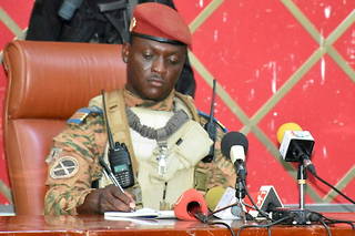 Après un putsch la semaine dernière, le capitaine Ibrahim Traoré a été officiellement désigné président du pays.
