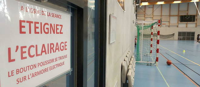 Dans le  gymnase Svob a Lorient (Morbihan), des affiches rappellent aux utilisateurs de penser a eteindre les lumieres en partant afin de ne pas gaspiller d'energie.
