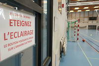 Dans le  gymnase Svob a Lorient (Morbihan), des affiches rappellent aux utilisateurs de penser a eteindre les lumieres en partant afin de ne pas gaspiller d'energie.
