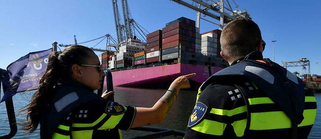 Un controle de conteneurs par des policiers dans le port de Rotterdam (Pays-Bas), le 1er aout 2022. 