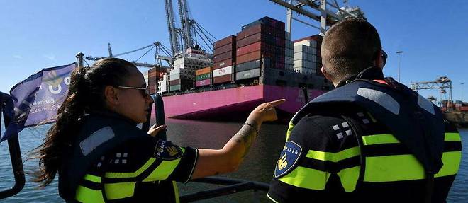 Un controle de conteneurs par des policiers dans le port de Rotterdam (Pays-Bas), le 1 er  aout 2022.
