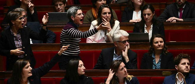 Sandrine Rousseau et le groupe EELV a l'Assemblee, le 4 octobre. << La Nupes se parle a elle-meme, de ses vilenies, elle ne parle pas au pays >>, selon un cadre du PS.
