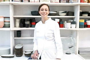 Nina Métayer est à la tête de Délicatisserie, une pâtisserie en click and collect, à Issy-les-Moulineaux (Hauts-de-Seine).
