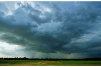 Nuages et averses impacteront de nombreuses régions de l'Hexagone dans la matinée, avant de laisser place au soleil (image d'illustration).
