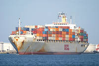 Un cargo de commerce arrive dans le port du Havre.
