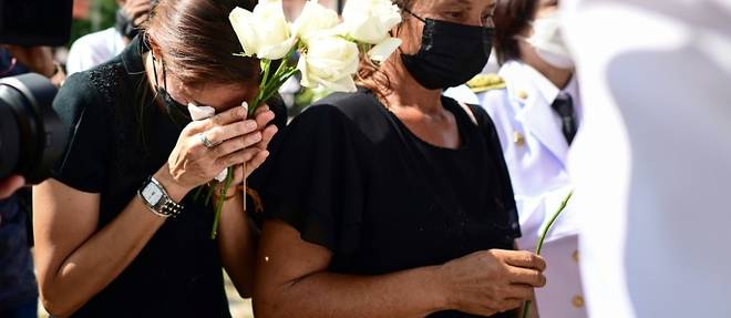Tuerie dans une creche en Thailande: des parents desempares deposent des roses blanches