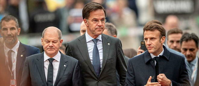 A Prague, lors du sommet europeen informel, l'Allemand Olaf Scholz, le Premier ministre danois Mark Rutte et Emmanuel Macron.

