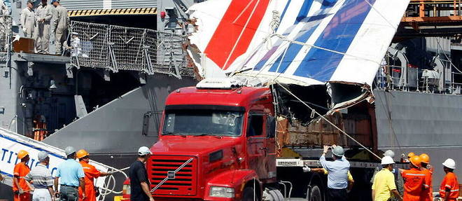Une partie de l'empenage du A330 d'Air France a ete retrouvee dans l'ocean Atlantique par la marine bresilienne, deux semaines apres le crash du vol AF 447 Rio-Paris, le 14 juin 2009.
