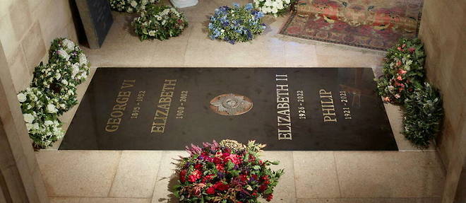 La pierre tombale de la reine Elizabeth II dans la chapelle Saint-George du chateau de Windsor.

