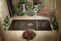 La pierre tombale de la reine Elizabeth II dans la chapelle Saint-George du château de Windsor.
