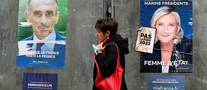 Affiches de propagande electorale presentees lors de la derniere election presidentielle francaise qui opposait la candidate du Rassemblement national, Marine Le Pen, a Eric Zemmour pour Reconquete, a Paris, le 7 avril 2022. 
