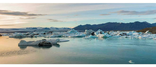 De Djupivogur, l'itineraire se poursuit vers Vatnajokull, le plus grand glacier d'Europe, de la superficie de la Corse, et point culminant de l'Islande, a 2110 metres d'altitude.
