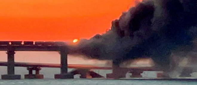 Un incendie s'est declare sur le pont reliant la Crimee a la Russie.
