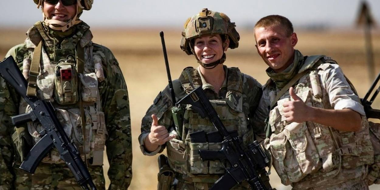 En Syrie, soldats russes et américains partagent un rare moment de convivialité