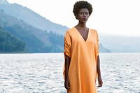 La robe Odo, en caftan, illustre l'ambition d'Asantii dans cette premiere collection de jeter des passerelles entre l'Afrique, l'Orient et l'Occident.
