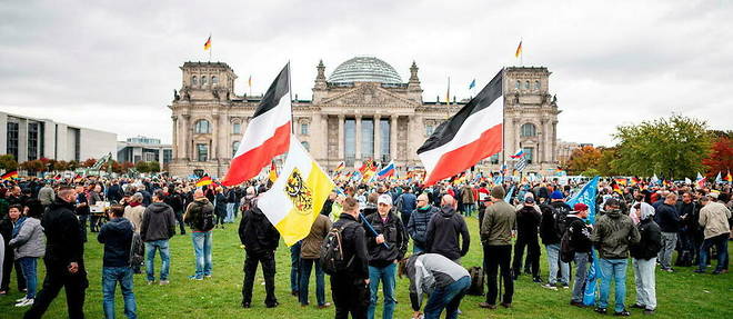 Le 8 octobre, manifestation de partisans de l'AfD devant le Bundestag.  
