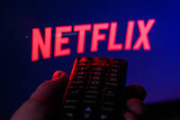 Netflix revendique plus de 220 millions d'abonnes dans le monde, dont 10 millions en France, et des profits nets de 5 milliards de dollars en 2021 pour un chiffre d'affaires de presque 30 milliards de dollars.
