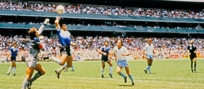 Ce but de la main de Maradona avait ete suivi, quelques minutes plus tard d'un autre but, elu "but du siecle".
