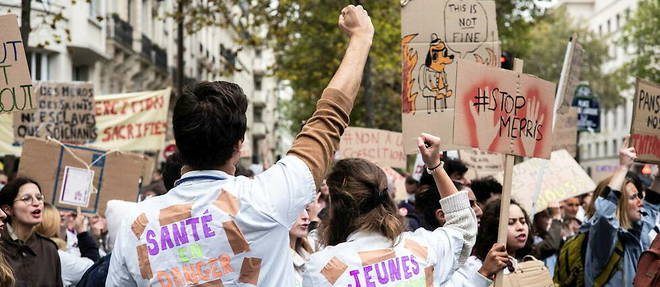Manifestation d'internes en medecine devant le ministere de la Sante, a Paris, le 14 octobre 2022, pour denoncer la prolongation d'un an de leurs etudes.
