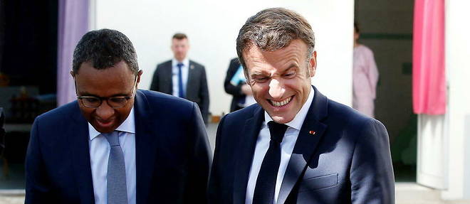 Emmanuel Macron et le ministre de l'Education nationale, Pap Ndiaye, lors d'une visite a l'ecole Menpenti a Marseille, le 2 juin 2022.
