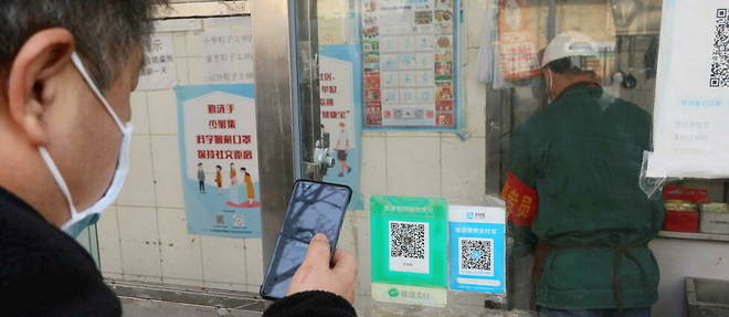 Des QR codes d'Alipay et WeChatPay affiches dans une vitrine de magasin, a Pekin, le 22 janvier 2021.
