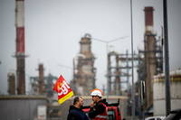 Des grévistes se réunissent à l'entrée du site TotalEnergies, une raffinerie située à Donges, dans l'ouest de la France, le 14 octobre 2022. 
