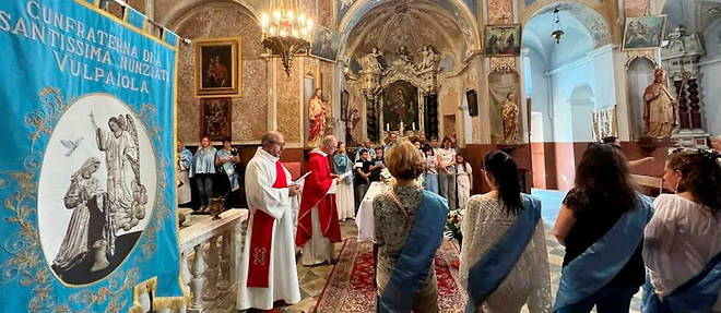 Messe a Volpajola (Haute-Corse) en presence de la cunfraterna di a Santissima Nunziata. Regroupant une cinquantaine de membres, cette confrerie a ete refondee en 2019 apres avoir sommeille pendant une soixantaine d'annees.
