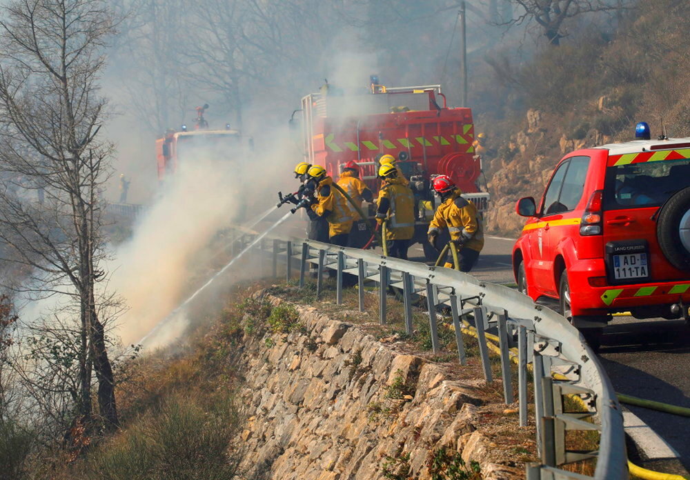 
        Au combat. a Saint-Vallier-de-Thiey, en fevrier 2020, les pompiers luttent contre un violent incendie.