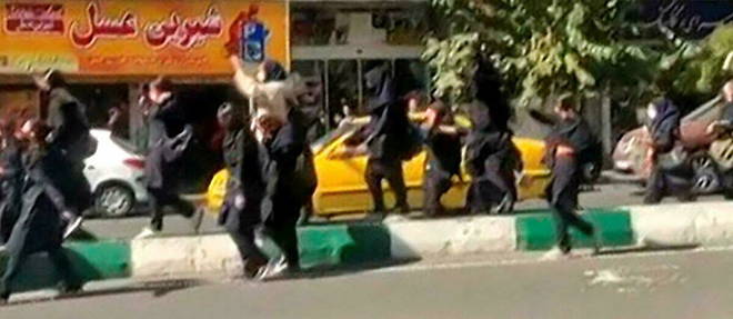 Capture d'ecran d'une video montrant des Iraniennes qui defilent contre le regime a Teheran.
