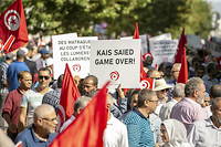 La Tunisie sur un volcan. Politiquement avec une démocratie muselée, économiquement avec une crise où le FMI est le seul salut. Ici, des manifestants le 15 octobre avec des pancartes explicites. 
