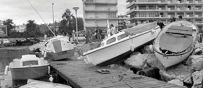 
Le tsunami de l'aeroport de Nice.  Le 16 octobre 1979, a 13 h 57, un glissement de terrain sous-marin provoque l'effondrement partiel du chantier de construction du futur port de commerce de Nice, au sud de la plateforme de l'aeroport. Le tsunami qui en resulte vient frapper la cote jusqu'a Antibes avec une vague de plus de 3 metres de hauteur. Une centaine de maisons sont envahies par les flots, et cent embarcations sont projetees sur les quais. Onze personnes perdront la vie en raison de cette catastrophe.  (C)ERIC GAILLARD