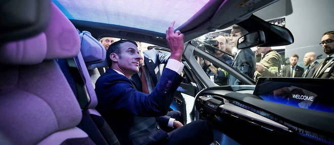 Emmanuel Macron (ici au Mondial de l'auto en 2018) entend marquer l'edition 2022, mais ses initiatives en faveur de la voiture electrique sont dispendieuses et sans effet sur le public vise, les menages defavorises.


