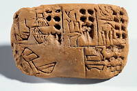 Sur cette tablette administrative en argile, des rations de nourriture écrite en précunéiforme ( (Sumer, 3300 avant J.-C.).
