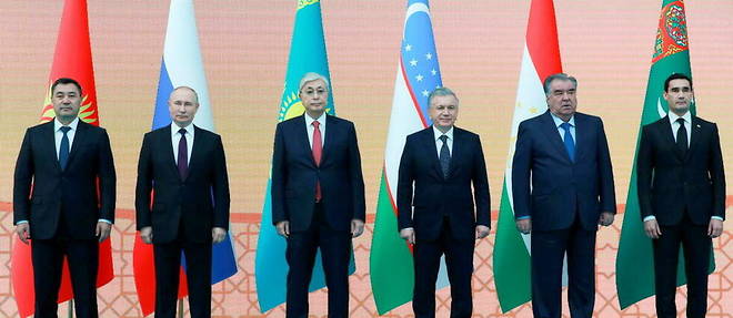Vladimir Poutine et les dirigeants du Kazakhstan, du Kirghizistan de l'Ouzbekistan, du Turkmenistan et du Tadjikistan.


